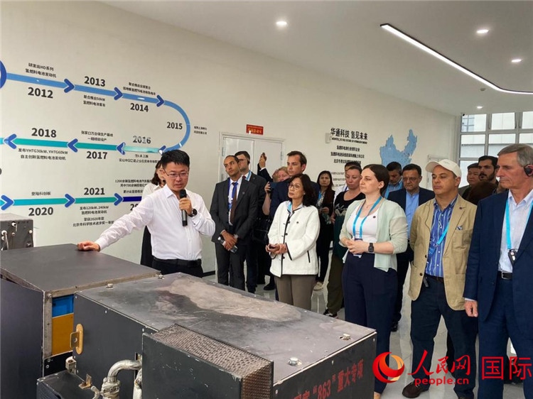 于民向駐華外交官和國際組織駐華代表介紹企業(yè)發(fā)展情況。人民網(wǎng) 宋歌攝