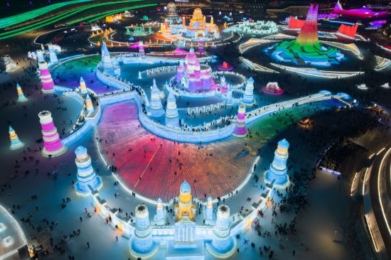 2024年1月1日，來自世界各地的游客在哈爾濱冰雪大世界園區(qū)內(nèi)游玩（無人機(jī)照片）。