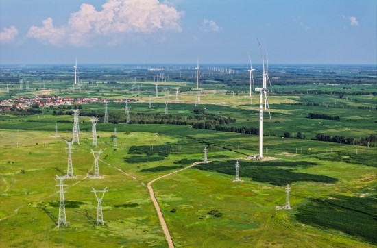 這是2024年7月19日拍攝的內(nèi)蒙古通遼238萬千瓦風(fēng)電項(xiàng)目（無人機(jī)照片）。此項(xiàng)目每年可將75億千瓦時(shí)清潔電能經(jīng)扎魯特—青州±800（千伏）直流特高壓外送通道送至山東地區(qū)消納，相當(dāng)于滿足受端地區(qū)超過300萬戶居民家庭用電需求，節(jié)約標(biāo)煤261萬噸，減少二氧化碳排放634萬噸。