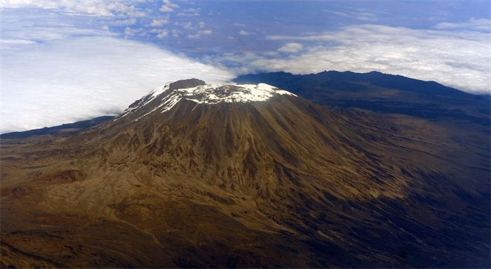 2012年8月3日，常被云霧環(huán)繞的乞力馬扎羅山云開霧散，雄姿一覽無余。新華社記者丁海濤攝