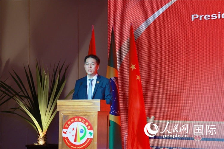 巴西中國(guó)浙江商會(huì)執(zhí)行會(huì)長(zhǎng)陳翔廣宣讀賀電。人民網(wǎng)記者 陳海琪攝