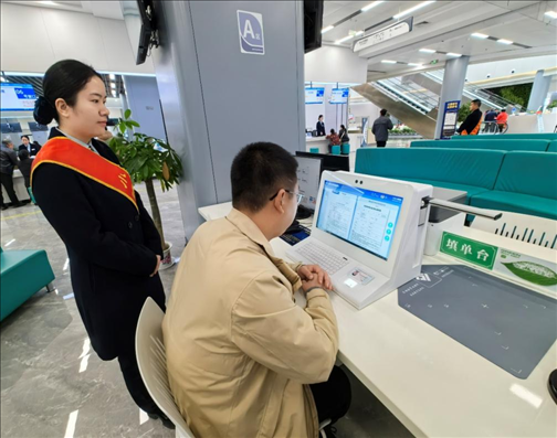 市民用電子范例填單臺錄入信息。人民網(wǎng)記者 周雯攝