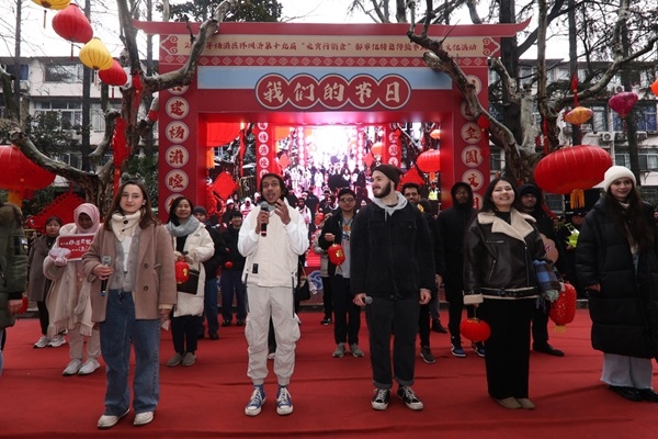 “熊貓叨叨”團隊參加上海四平社區(qū)“元宵行街會”。