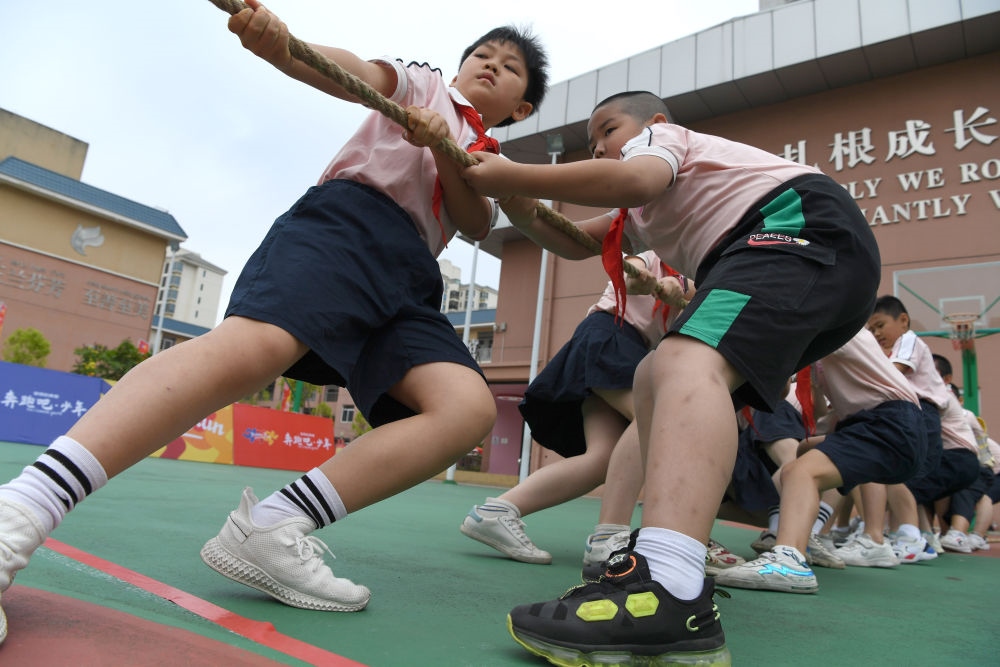 廣西南寧市玉蘭路小學(xué)的孩子們在進(jìn)行拔河比賽（2021年5月31日攝）。新華社記者 周華 攝