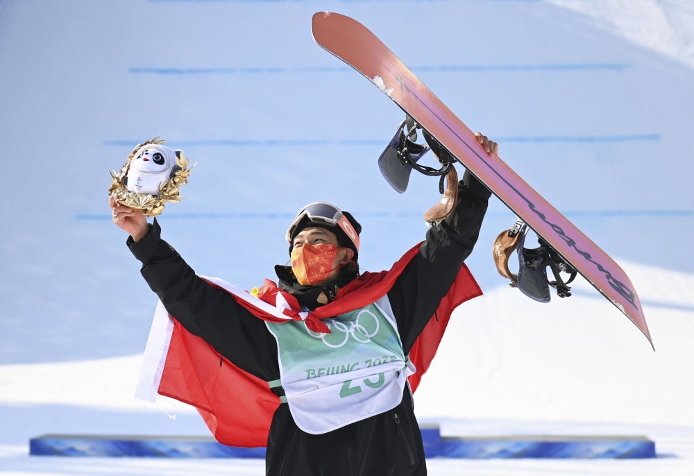 蘇翊鳴在北京2022年冬奧會單板滑雪男子大跳臺決賽奪冠后慶祝（2022年2月15日攝）。新華社記者 黃宗治 攝