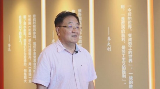 圖為中國社會科學(xué)學(xué)院近代史研究所研究員張俊義接受媒體采訪。