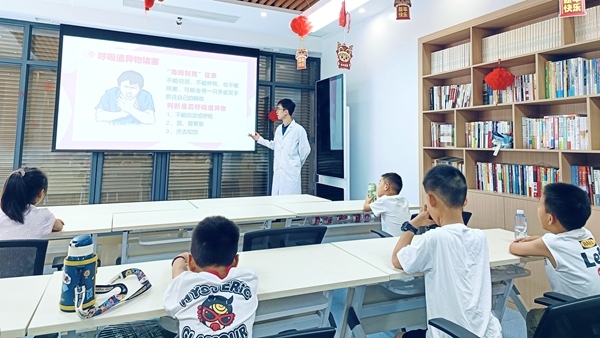西安交通大學(xué)“筑夢(mèng)醫(yī)心·護(hù)佑三農(nóng)”實(shí)踐團(tuán)開(kāi)展健康科普。校方供圖