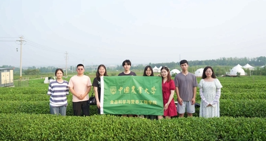 在山東日照，中國(guó)農(nóng)業(yè)大學(xué)食品學(xué)院實(shí)踐團(tuán)就農(nóng)業(yè)生產(chǎn)智能化設(shè)備、肥料選用等問(wèn)題開(kāi)展實(shí)地調(diào)研，并面向300余名村民陸續(xù)開(kāi)展4次科普宣講。校方供圖