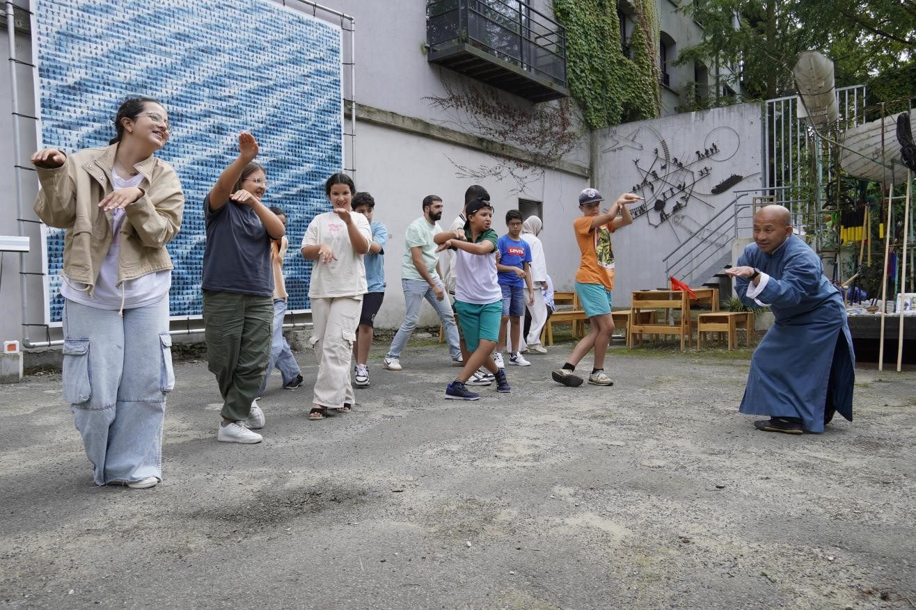 孩子們與魯汶大學武術(shù)老師，北少林長拳傳人羅師傅學習中國功夫。比利時維他命文化傳媒供圖