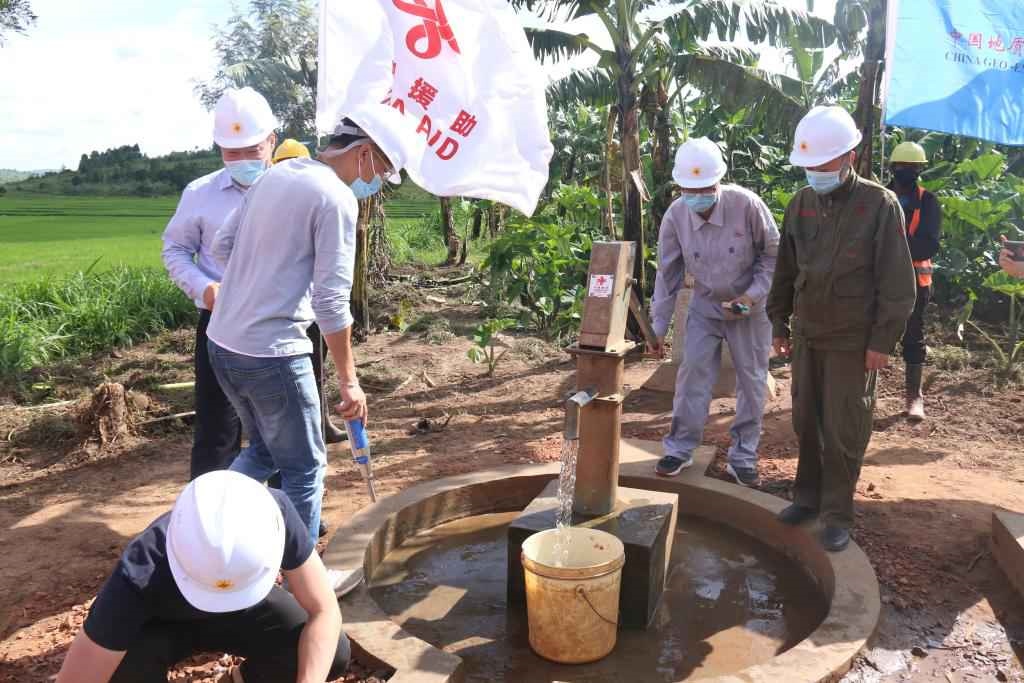 2022年4月11日，在盧旺達(dá)東方省加齊博區(qū)穆拉姆比，工作人員檢查一口中國(guó)援建的水井。新華社發(fā)