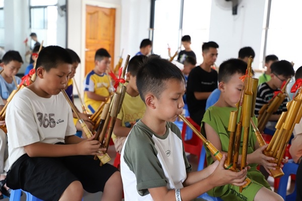 孩子們在學(xué)吹蘆笙。融水縣文化館供圖
