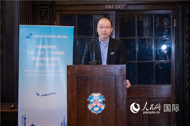 圖為中國南方航空倫敦營業(yè)部總經(jīng)理陳珂致辭。人民網(wǎng) 郭錦標(biāo)攝