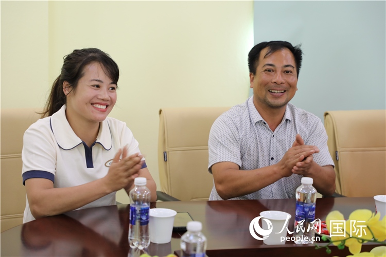 越南沙巴市黃連寄宿制民族小學(xué)老師阮氏秋姮、阮文享。人民網(wǎng)記者簡承淵攝
