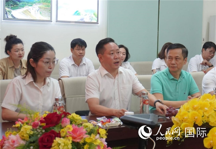 越中電力公司董事長李志雄（前排左二）介紹越南電力情況。葛沙莎攝