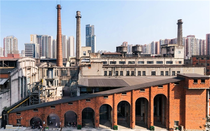 在原成都國(guó)營(yíng)紅光電子管廠舊址上改建而成的東郊記憶園區(qū)南大門。大門既保留了老工業(yè)區(qū)的風(fēng)貌，又融入了現(xiàn)代審美和創(chuàng)意，成為了園區(qū)一大亮點(diǎn)。資料圖片