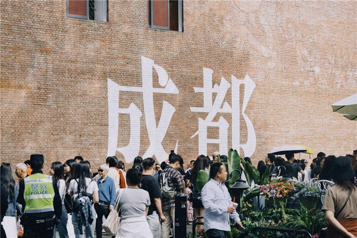 東郊記憶園區(qū)“成都?jí)Α币跃薮蟮摹俺啥肌弊謽雍酮?dú)特的藝術(shù)設(shè)計(jì)成為園區(qū)的網(wǎng)紅打卡地，吸引了眾多游客和市民前來(lái)參觀。資料圖片