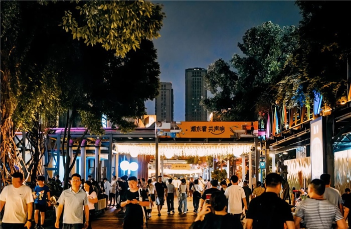 夜幕下的東郊記憶園區(qū)人流如織，熱度不減。資料圖片
