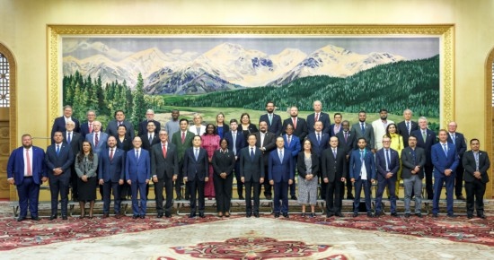  8月30日，國家副主席韓正在北京集體會見出席2024年國際議員友好交流論壇的各國代表。新華社記者 丁林 攝