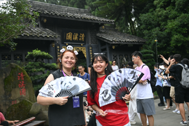 媒體考察團(tuán)成員在都江堰清溪園合影留念。（陳斌 攝）