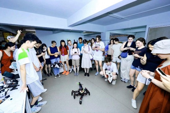 8月25日，中外青年在浙江杭州觀看機器人表演。新華社發(fā)（清華大學供圖）