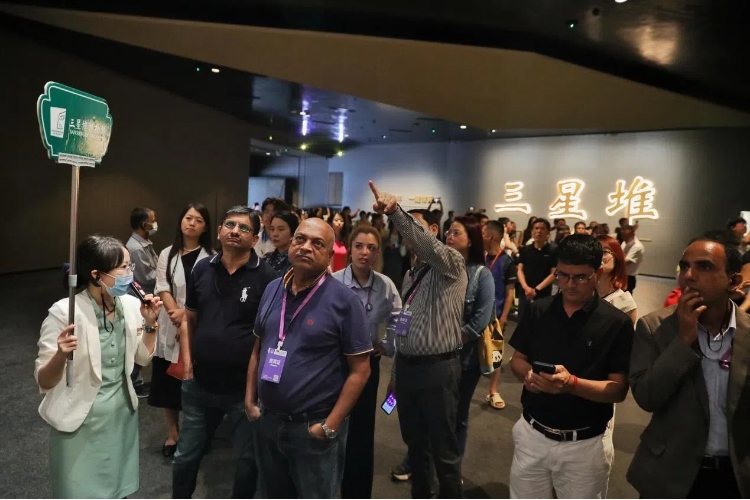 8月31日，亞洲媒體考察團(tuán)參訪三星堆博物館?！吨袊?jīng)濟(jì)周刊》記者肖翊攝