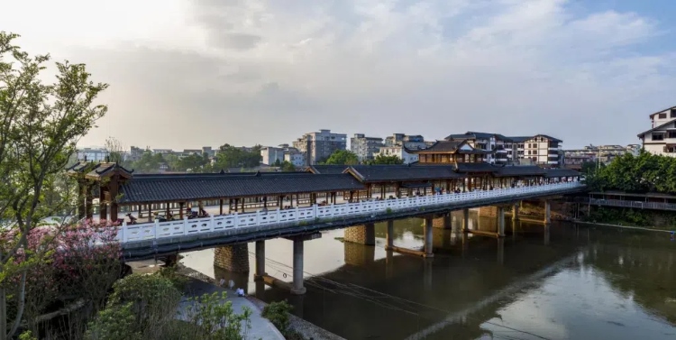 樂(lè)山蘇稽古鎮(zhèn)廊橋。樂(lè)山市委宣傳部供圖