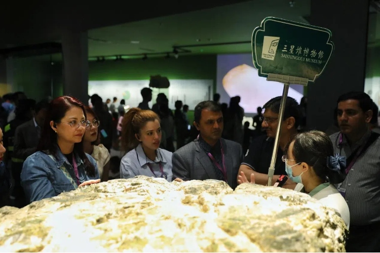 8月31日，亞洲媒體考察團(tuán)參訪三星堆博物館。左一為馬來西亞《星報(bào)》首席商務(wù)官莉迪婭·王?！吨袊?jīng)濟(jì)周刊》記者肖翊攝
