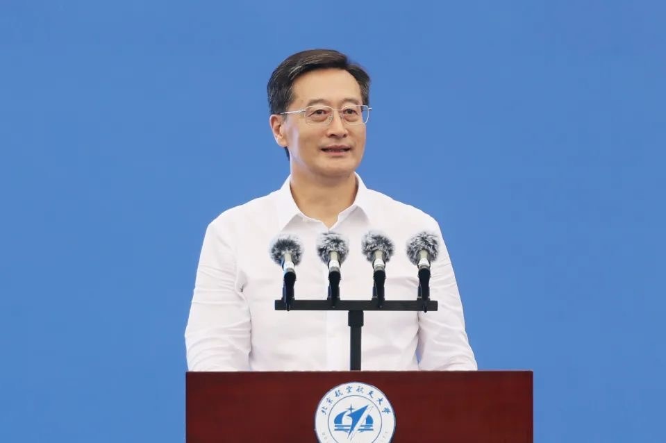 中國工程院院士、北京航空航天大學(xué)校長王云鵬在2024級新生開學(xué)典禮上講話。校方供圖