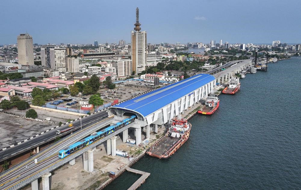 △2024年3月，在尼日利亞拉各斯，一列輕軌藍(lán)線列車駛?cè)氪a頭站。拉各斯輕軌藍(lán)線是西非地區(qū)首條由中國(guó)企業(yè)自主設(shè)計(jì)、建造、施工、運(yùn)營(yíng)的電氣化城市軌道交通項(xiàng)目。