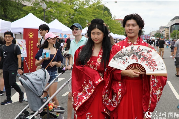 5、當(dāng)?shù)厝A僑華人身穿漢服參加文化節(jié)。 人民網(wǎng)記者 李志偉攝