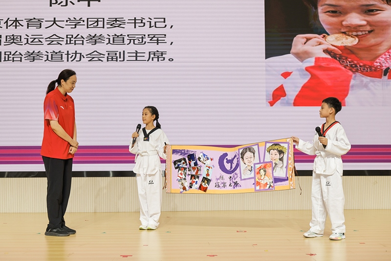 兩位學(xué)生小記者對話陳中老師。學(xué)校供圖