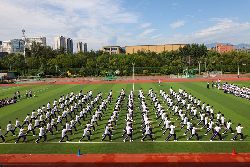 高一學(xué)生在開學(xué)典禮中表演軍體拳。學(xué)校供圖