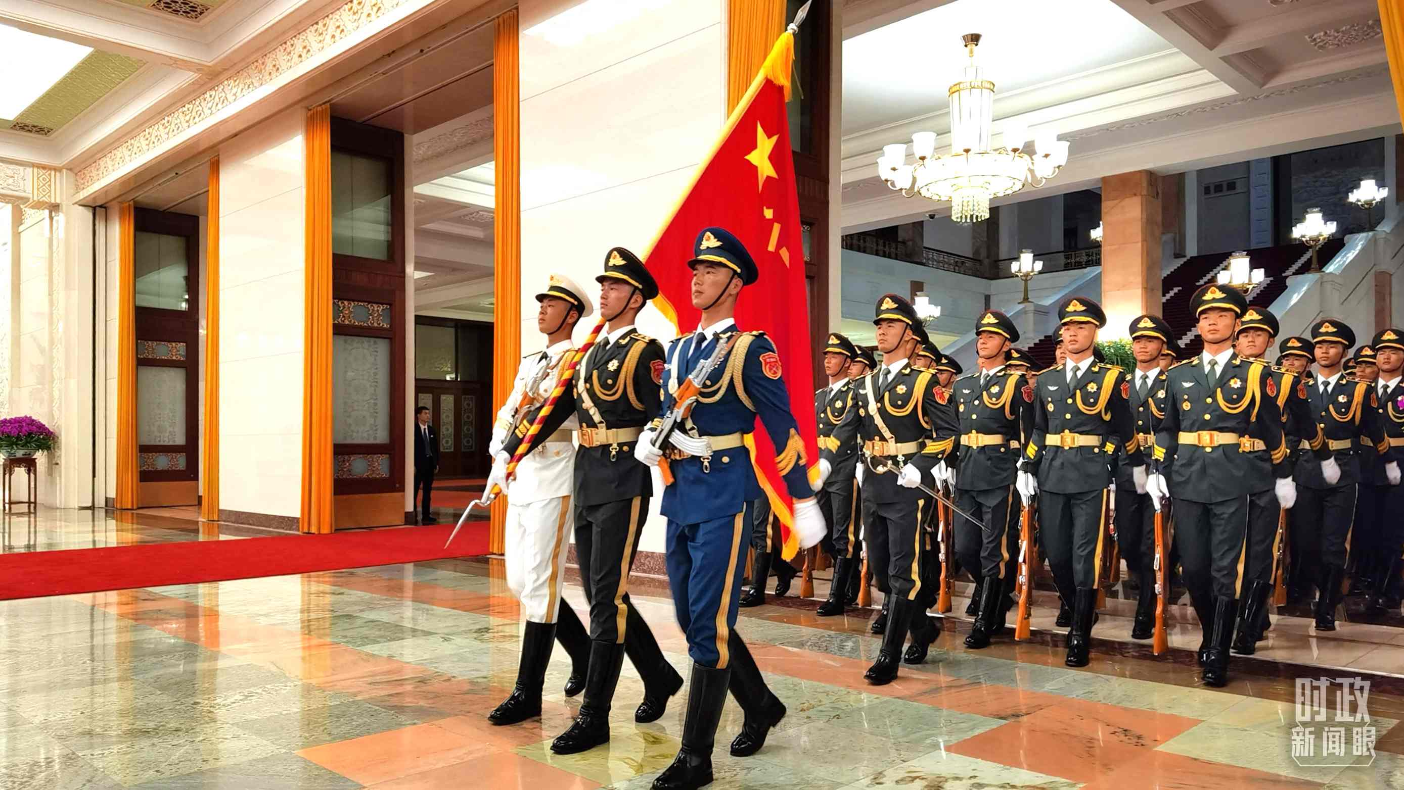 △9月2日，習主席在人民大會堂北大廳為拉馬福薩總統(tǒng)舉行歡迎儀式。（總臺央視記者郭鴻拍攝）
