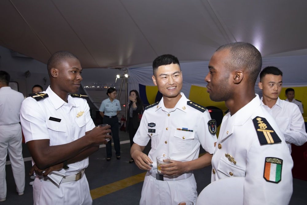 2023年6月25日，中國(guó)和科特迪瓦雙方官兵在南寧艦舉辦的甲板招待會(huì)上交流。中國(guó)海軍第43批護(hù)航編隊(duì)22日抵達(dá)科特迪瓦經(jīng)濟(jì)首都阿比讓，開始對(duì)科特迪瓦為期4天的友好訪問。