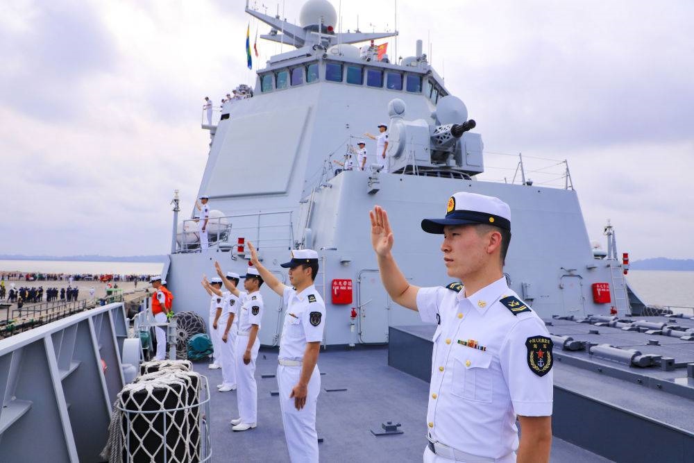 2023年7月8日，中國(guó)海軍第43批護(hù)航編隊(duì)官兵向加蓬利伯維爾奧文多港碼頭的歡迎人群揮手致意。中國(guó)海軍第43批護(hù)航編隊(duì)抵達(dá)加蓬利伯維爾，開始對(duì)加蓬進(jìn)行為期4天的友好訪問。