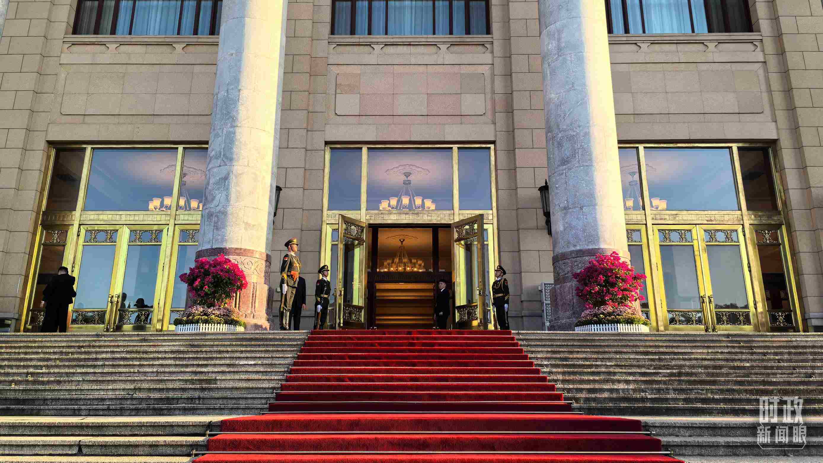 △人民大會堂外，禮兵列隊迎接貴賓。（總臺央視記者陸泓宇拍攝）