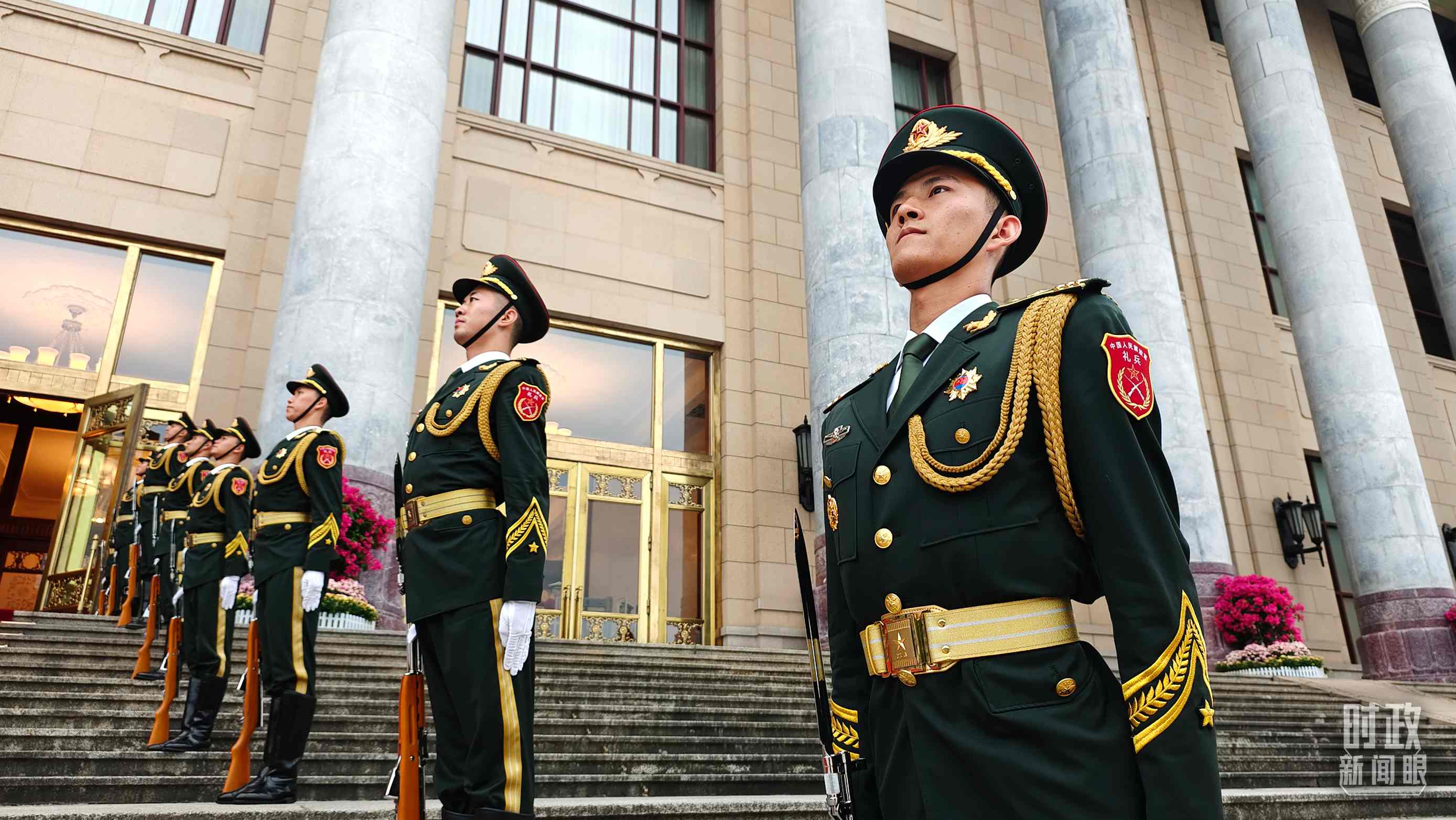  △人民大會(huì)堂外，禮兵列隊(duì)歡迎外國(guó)領(lǐng)導(dǎo)人。（總臺(tái)央視記者韓銳拍攝）