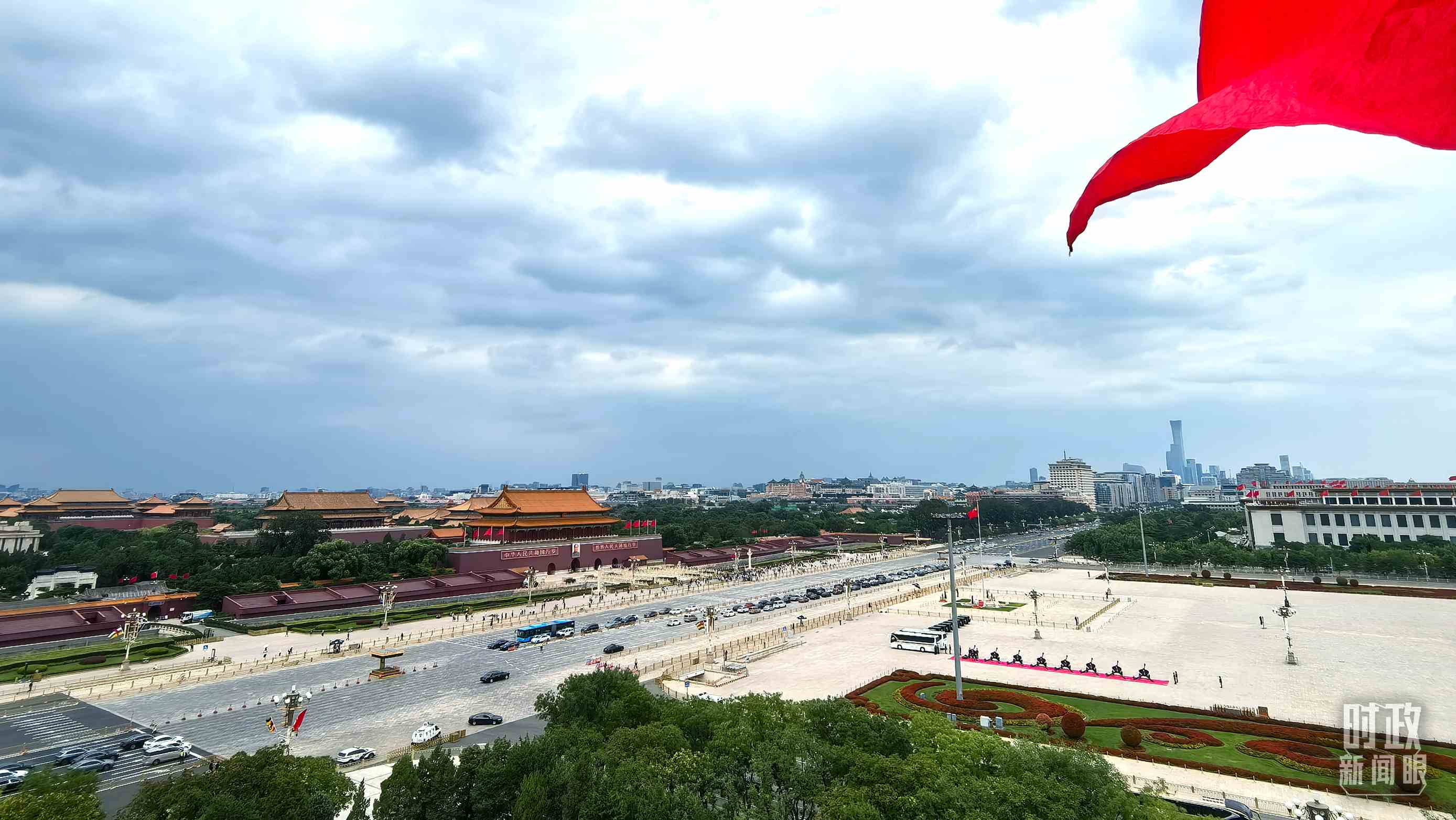 △北京長(zhǎng)安街兩側(cè)懸掛中非合作論壇成員旗幟。（總臺(tái)央視記者張垚拍攝）