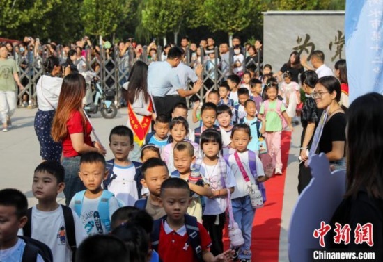 9月1日起，河北省衡水市各中小學(xué)陸續(xù)開(kāi)學(xué)。9月4日，2024級(jí)小學(xué)一年級(jí)新生集中入學(xué)，為迎接新同學(xué)，各學(xué)校開(kāi)展了豐富多彩的活動(dòng)。 據(jù)衡水市教育局介紹，今年衡水市746所中小學(xué)共迎來(lái)75.1萬(wàn)名新生。其中，全市550所小學(xué)迎來(lái)新生34.46萬(wàn)名。圖為衡水市第十二中學(xué)小學(xué)部的一年級(jí)新生走紅毯。陳康 攝