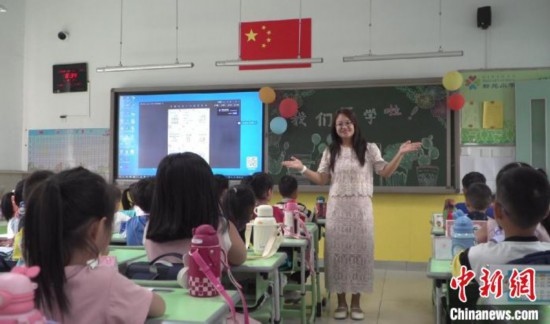圖為衡水市新苑小學(xué)，老師正在給學(xué)生講開(kāi)學(xué)第一課的內(nèi)容。王天祥 攝