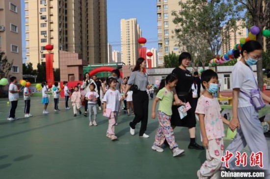 圖為衡水市新苑小學(xué)，小學(xué)一年級(jí)新生佩戴“夢(mèng)想徽章”后，步入校園 。王天祥 攝