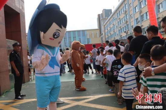 圖為衡水市新苑小學(xué)，老師穿上玩偶服裝歡迎新生入學(xué)。王天祥 攝