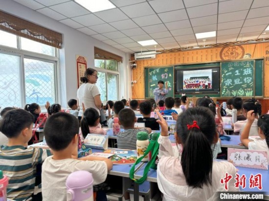圖為衡水市康復(fù)街小學(xué)，老師講解開(kāi)學(xué)第一課校園紀(jì)律與禮儀。徐鵬璐 攝