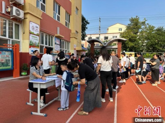 圖為衡水市康復(fù)街小學(xué)，正在簽到的小學(xué)生。徐鵬璐 攝