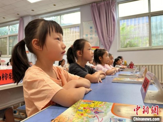 圖為衡水市康復(fù)街小學(xué)，小學(xué)生聽(tīng)老師講開(kāi)學(xué)第一課內(nèi)容。徐鵬璐 攝