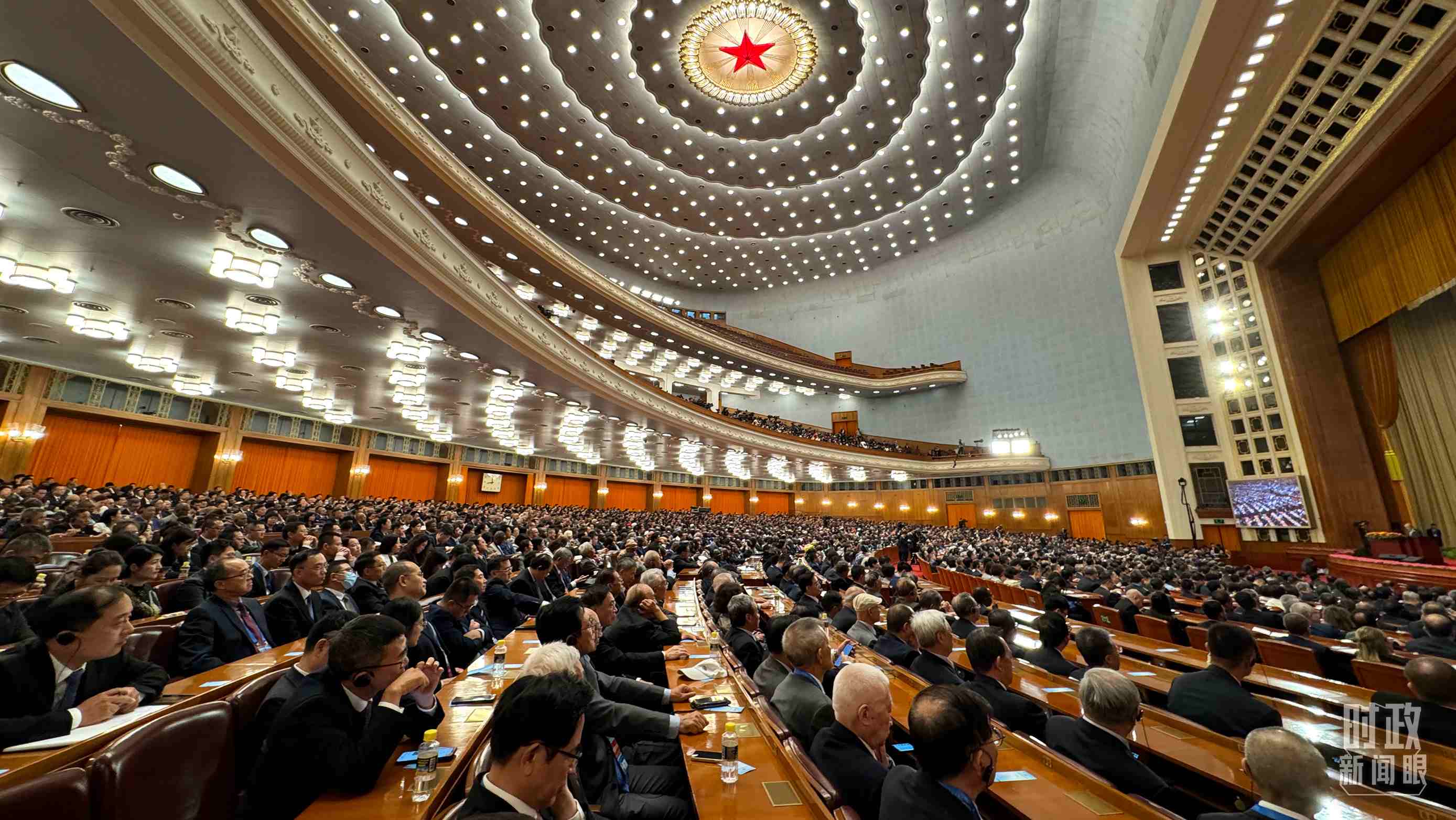  △中非合作論壇非方成員國國家元首、政府首腦、代表團(tuán)團(tuán)長及國際和地區(qū)組織負(fù)責(zé)人等中外各界人士3200余人出席開幕式。（總臺央視記者蔣碩拍攝）