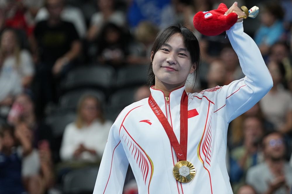 9月4日，蔣裕燕在巴黎殘奧會(huì)游泳女子100米自由泳S7級頒獎(jiǎng)儀式上。新華社記者 熊琦 攝