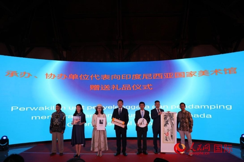 在展覽開幕式現(xiàn)場，本次展覽的承辦、協(xié)辦單位代表向印尼國家美術(shù)館贈送禮品。人民網(wǎng)記者 曹師韻攝
