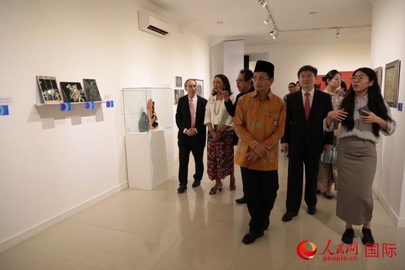 參加開幕式的嘉賓參觀展覽。人民網(wǎng)記者曹師韻攝