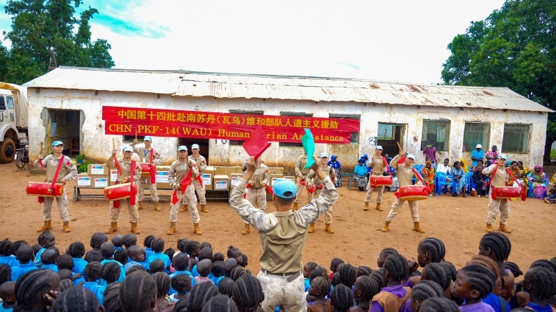 進(jìn)行傳統(tǒng)鑼鼓表演。鄧原淘攝